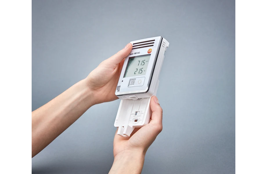 testo 160 IAQ - Funk-Datenlogger mit Display und integrierten Sensoren für Temperatur, Feuchte, CO2 und atmosphärischen Druck
